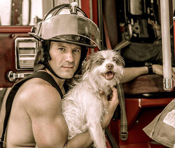 Le calendrier des pompiers sexy avec des chiens/chats