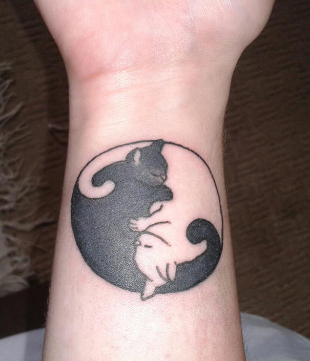 Des idées de tatouages de chats simples 