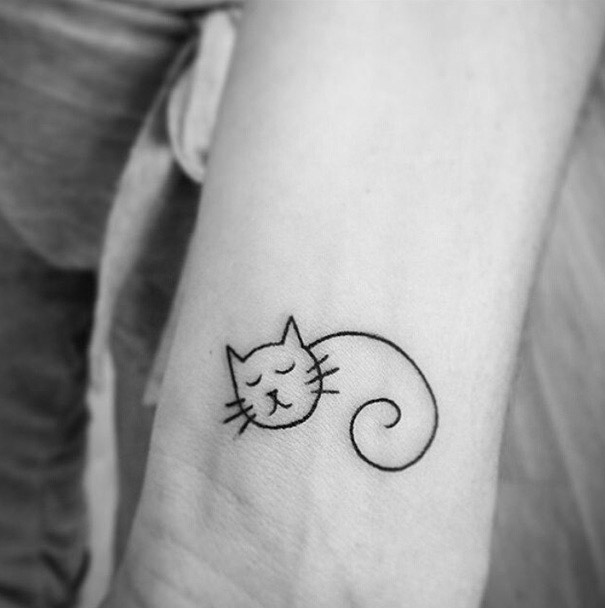 Des idées de tatouages de chats simples 