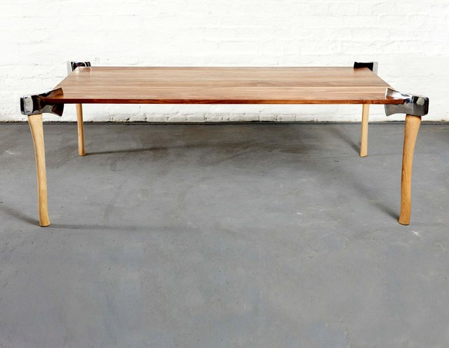 Table avec des haches pieds
