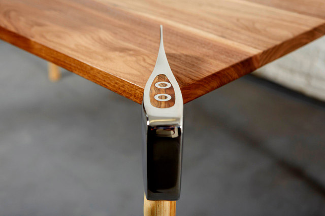 Table avec des haches pieds