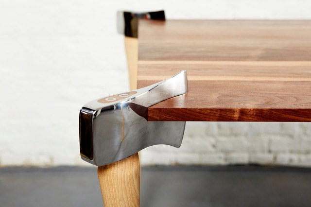 Table avec des haches pieds