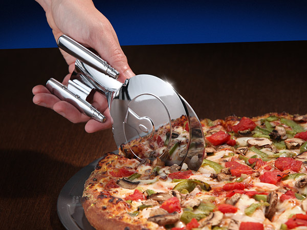f353_star_trek_enterprise_d_pizza_cutter_inuse