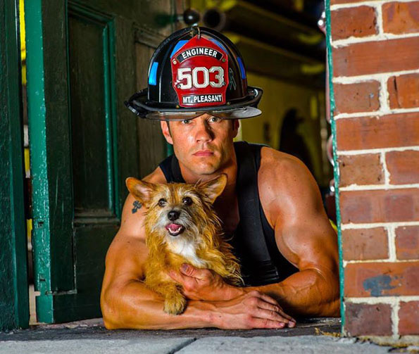 Le calendrier des pompiers sexy avec des chiens/chats