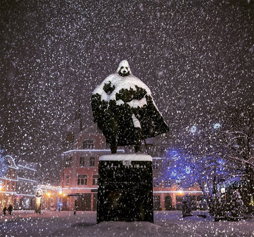 Une statue se transforme en Dark Vador sous la neige