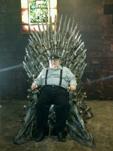 George-RR-Martin-assi-sur-le-Trone-de-Fer